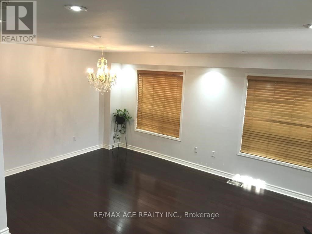 Main - 42 Feather Reed Way, Brampton, Ontario  L6R 3A3 - Photo 4 - W12484143