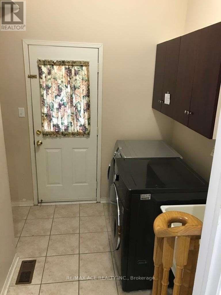 Main - 42 Feather Reed Way, Brampton, Ontario  L6R 3A3 - Photo 9 - W12484143