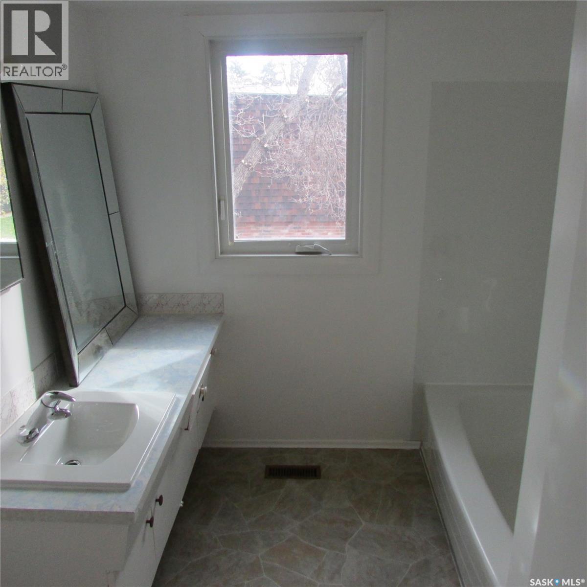 73 Spruceview Road, Regina, Saskatchewan  S4R 0E1 - Photo 15 - SK021800