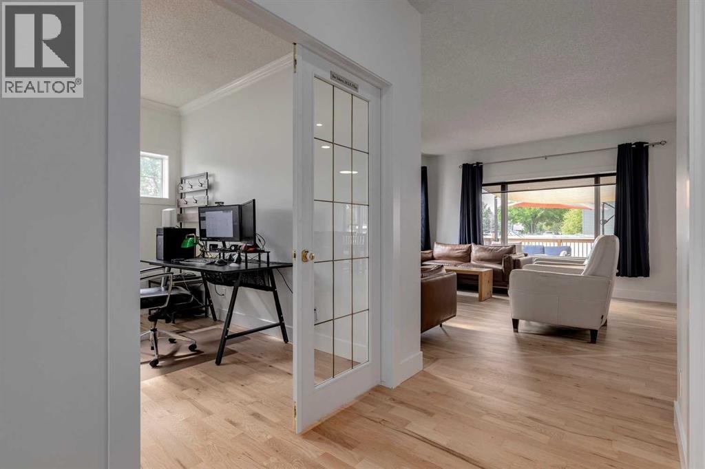 817 Crystal Beach Bay, Chestermere, Alberta  T1X 1J1 - Photo 5 - A2264334