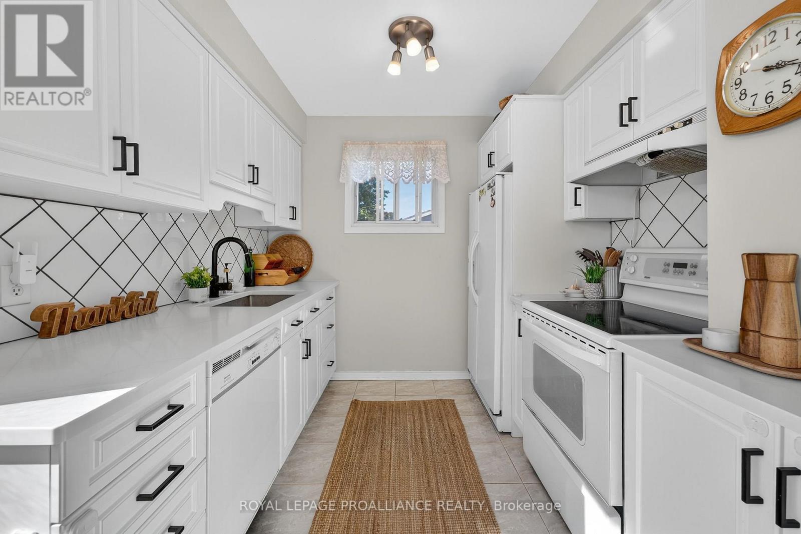 14 Chesterfield Drive, Loyalist (Amherstview), Ontario  K7N 1M2 - Photo 10 - X12484408