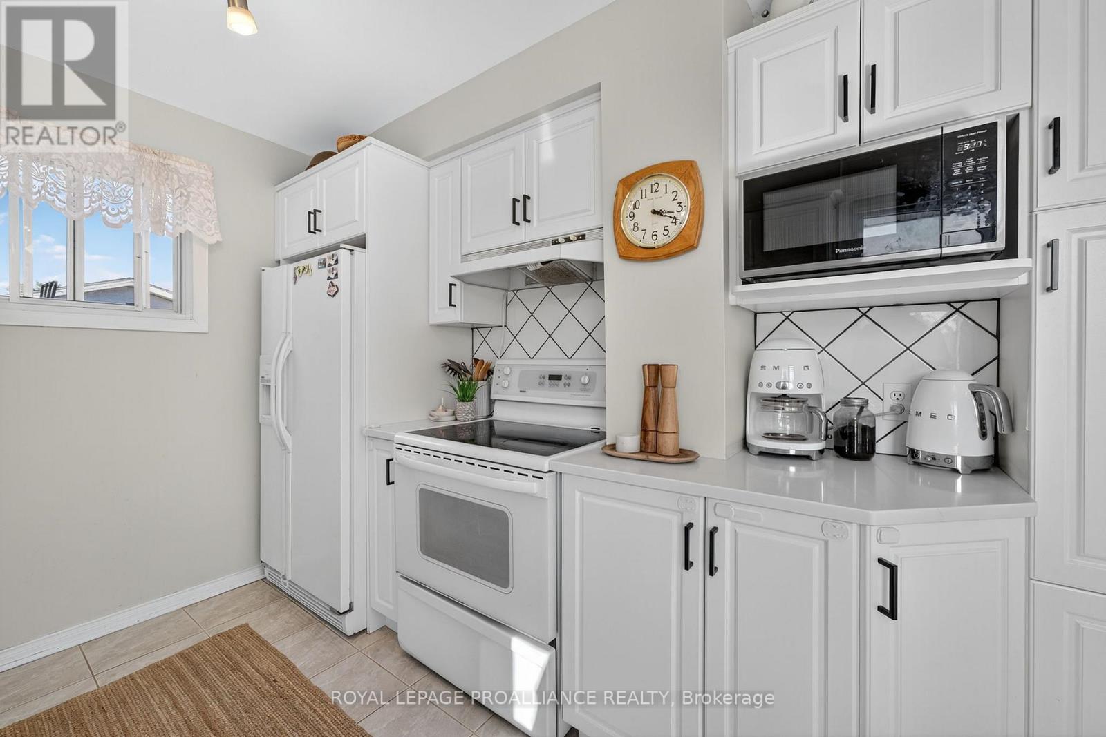 14 Chesterfield Drive, Loyalist (Amherstview), Ontario  K7N 1M2 - Photo 12 - X12484408