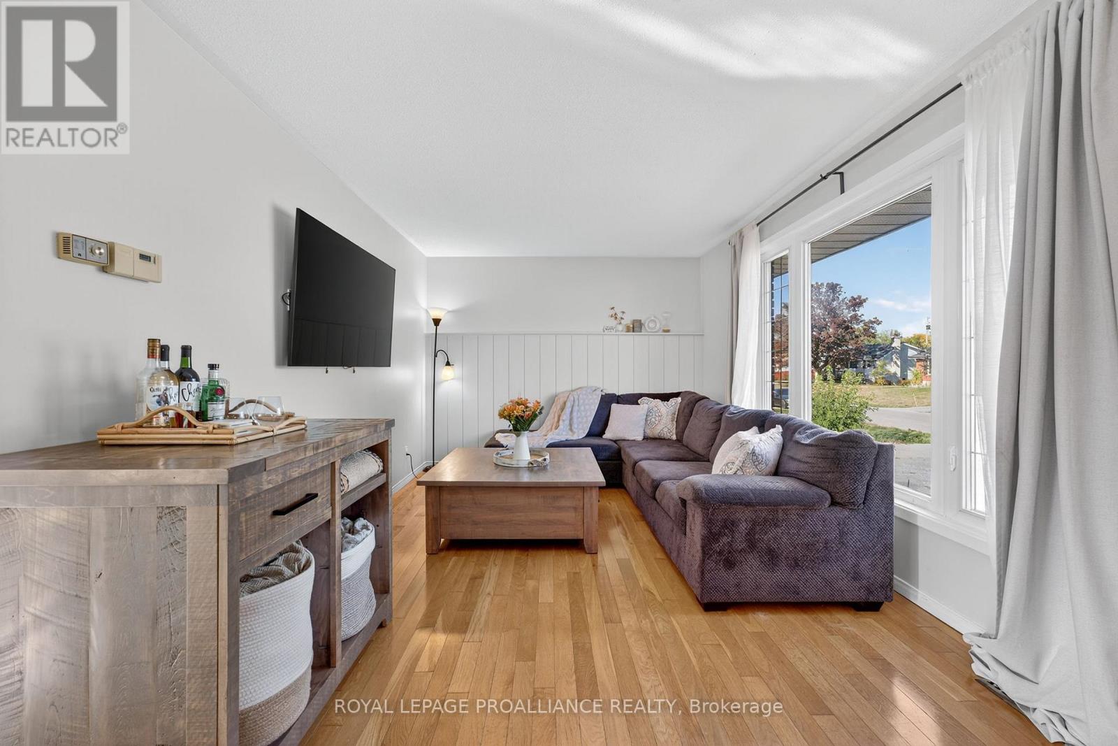 14 Chesterfield Drive, Loyalist (Amherstview), Ontario  K7N 1M2 - Photo 7 - X12484408