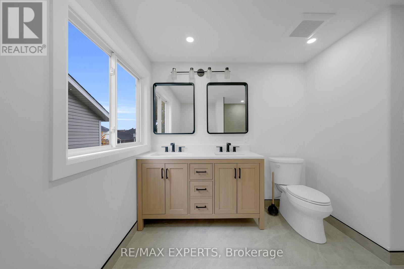 61 Wallace Street, New Tecumseth, Ontario  L9R 2G6 - Photo 23 - N12484278