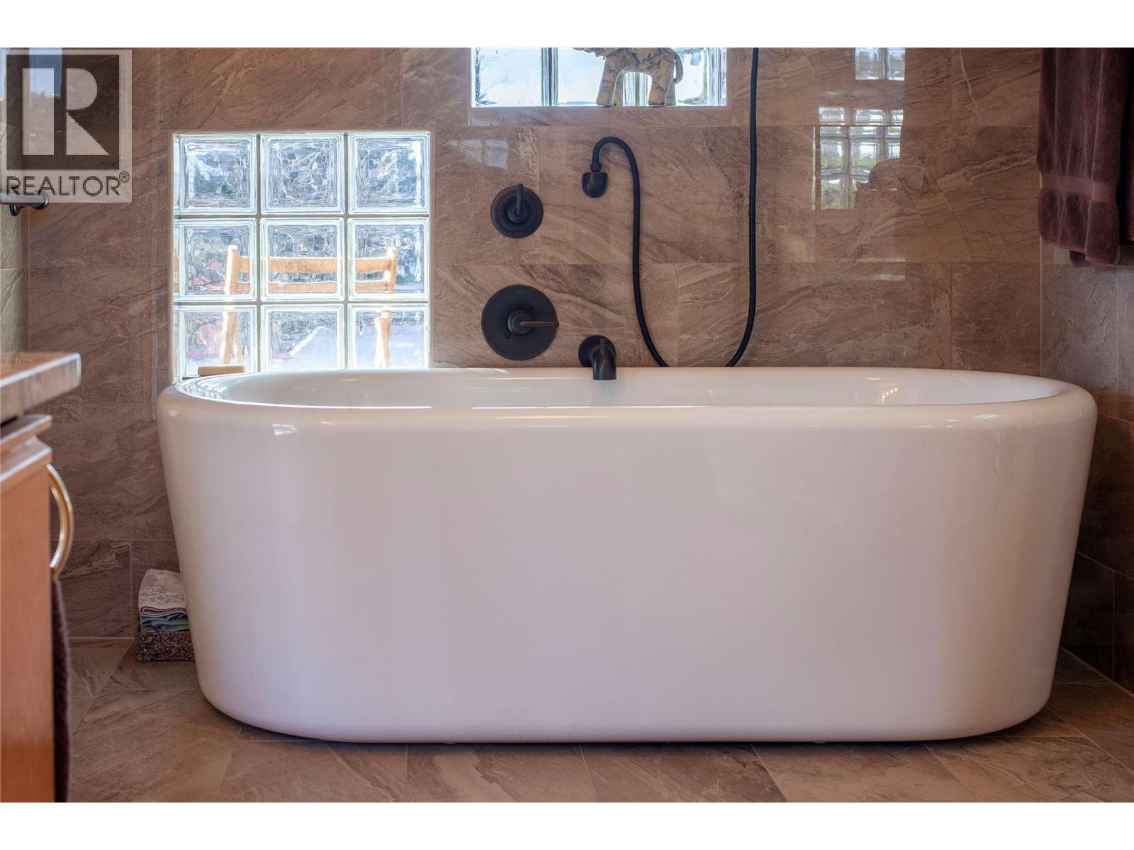 239 Stepping Stones Crescent, Spallumcheen, British Columbia  V1H 1X2 - Photo 48 - 10343769