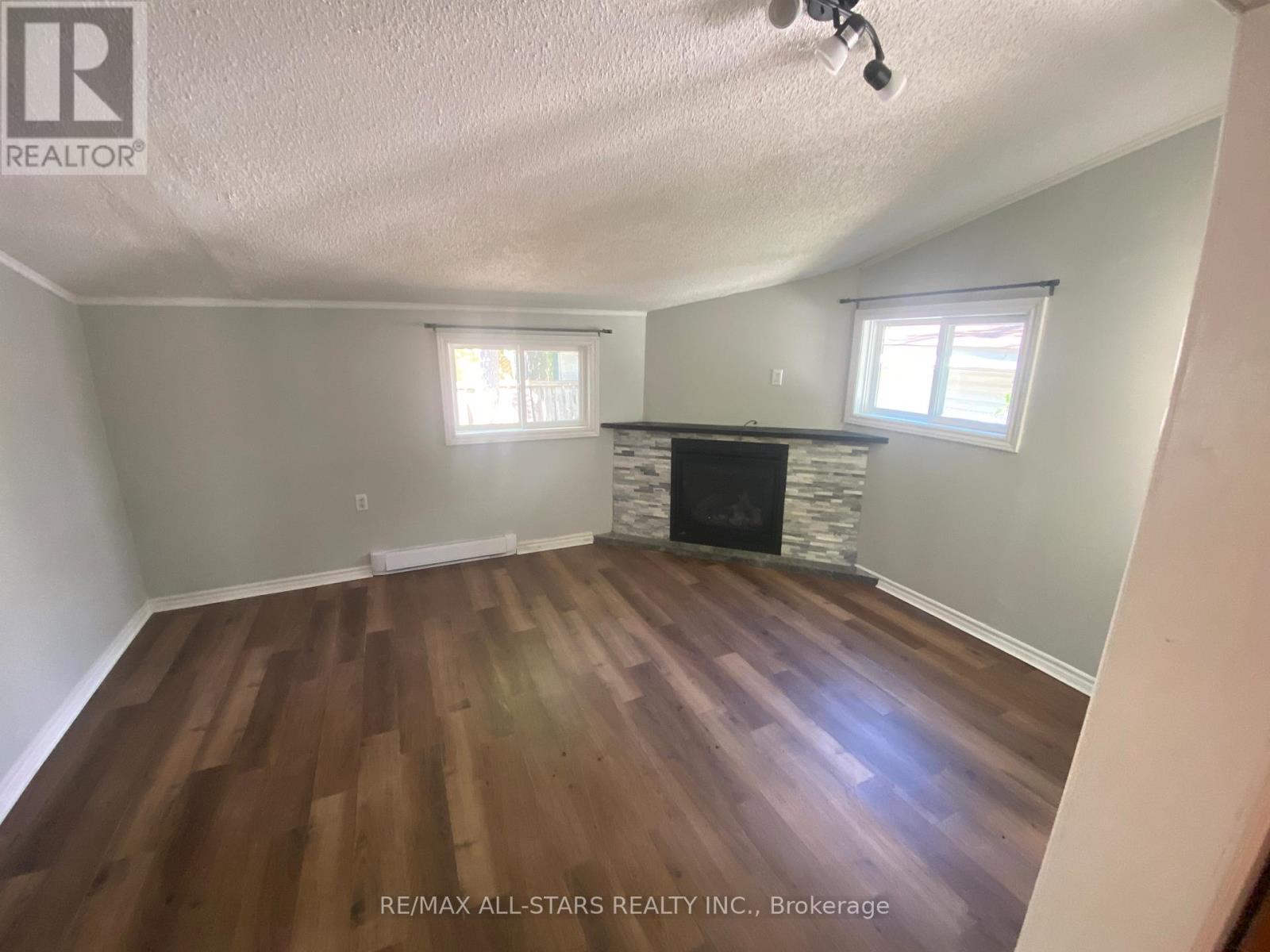 8 Jackie Lane, Georgina, Ontario  L0E 1S0 - Photo 3 - N12484310