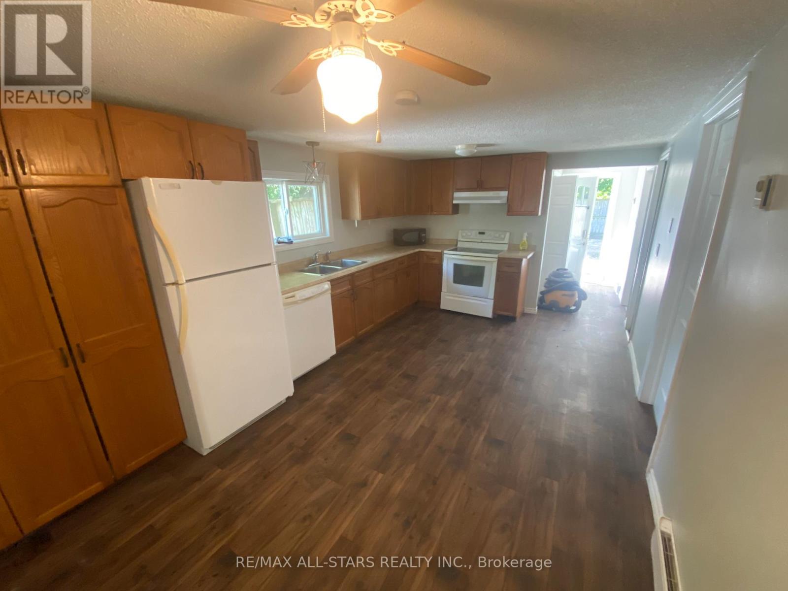 8 Jackie Lane, Georgina, Ontario  L0E 1S0 - Photo 5 - N12484310