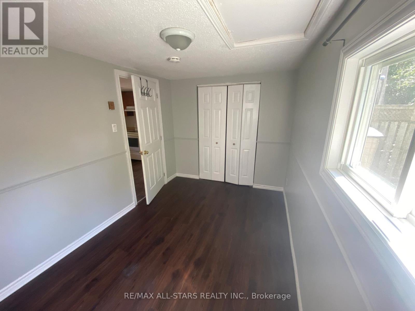 8 Jackie Lane, Georgina, Ontario  L0E 1S0 - Photo 8 - N12484310