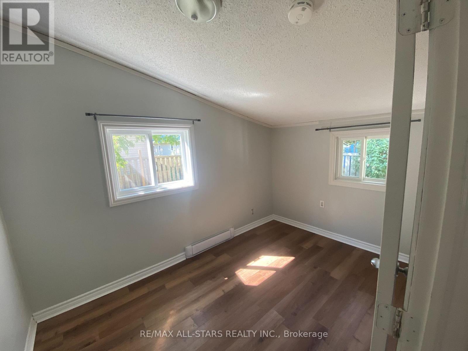 8 Jackie Lane, Georgina, Ontario  L0E 1S0 - Photo 9 - N12484310