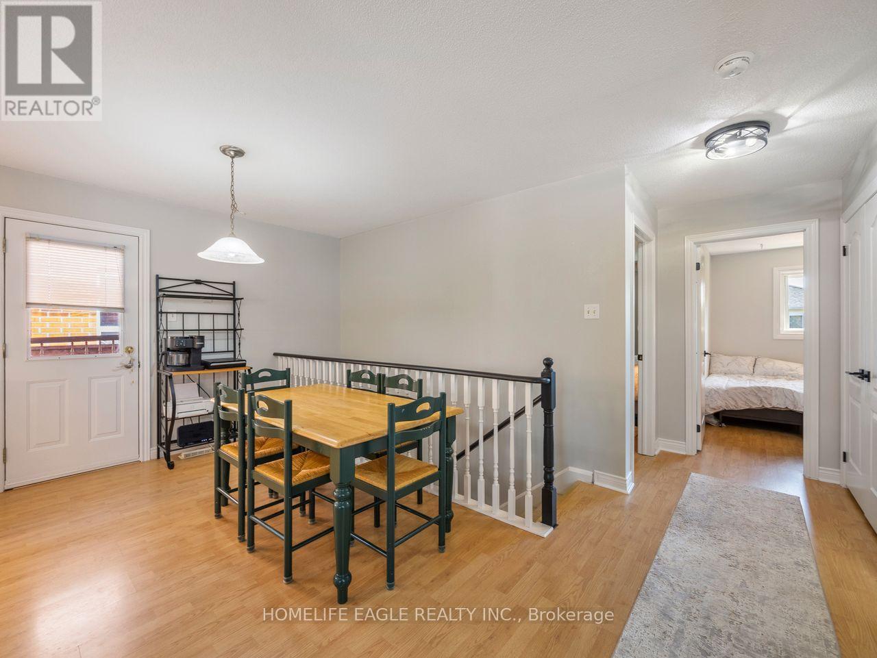 15 Brown Wood Drive, Barrie (Little Lake), Ontario  L4M 6N4 - Photo 4 - S12484329