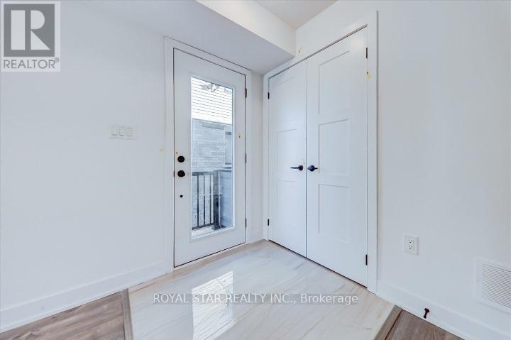 2 - 14 Pumpkin Cor Crescent, Barrie (Innis-Shore), Ontario  L9J 0C2 - Photo 7 - S12484405