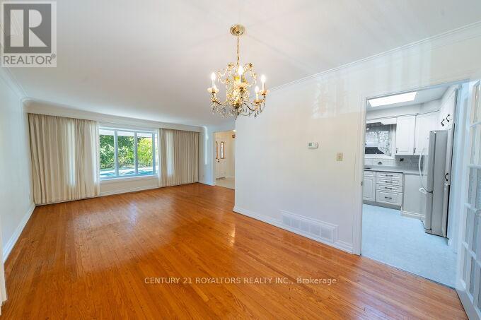 443 Atwater Avenue, Mississauga, Ontario  L5G 2A4 - Photo 8 - W12484313