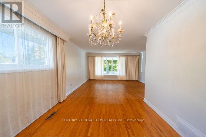 443 Atwater Avenue, Mississauga, Ontario  L5G 2A4 - Photo 9 - W12484313