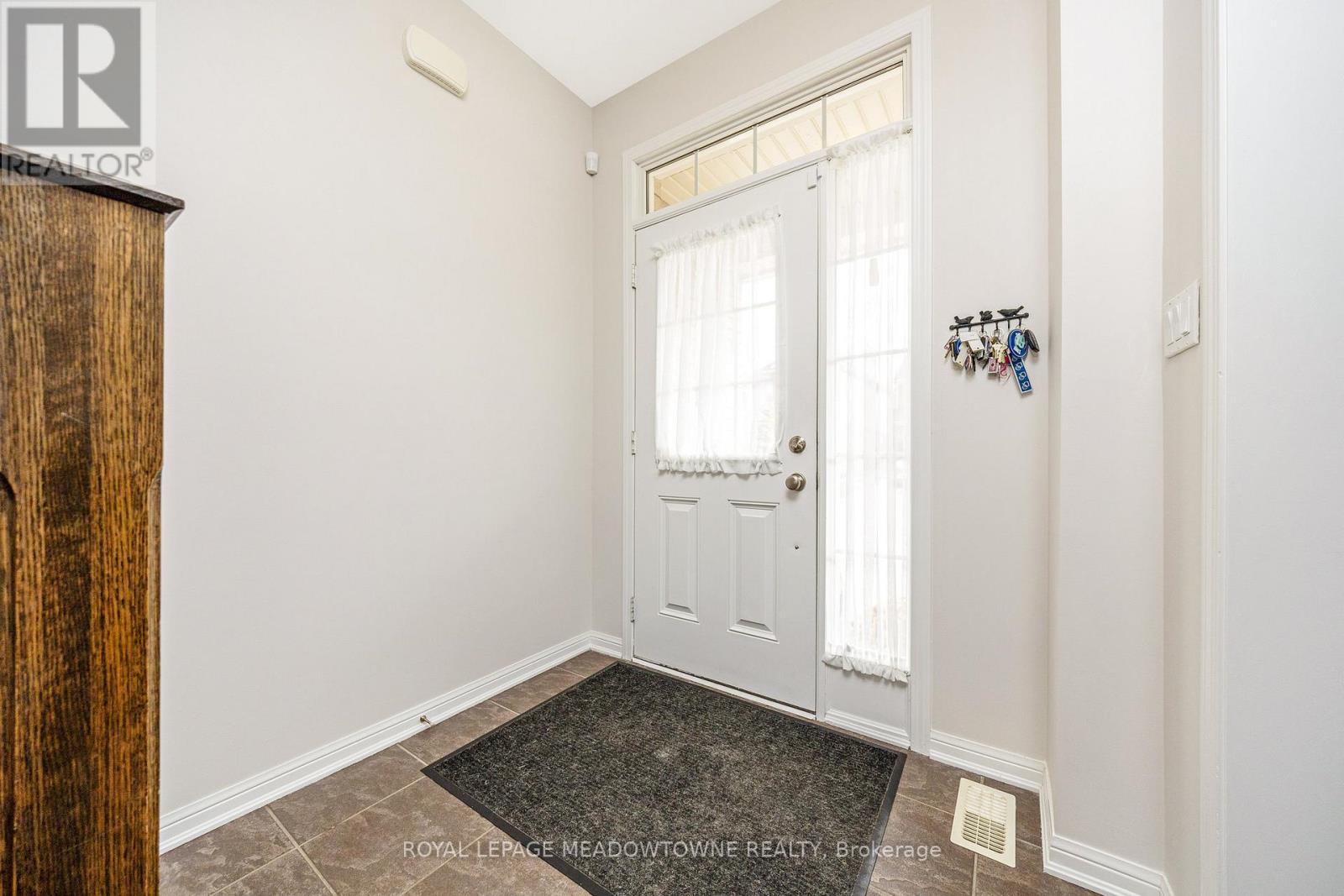 319 Silver Court, Milton, Ontario  L9T 0N6 - Photo 5 - W12484345