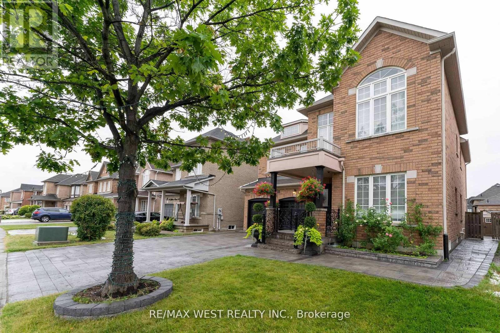 8 Yellow Avens Boulevard, Brampton, Ontario  L6R 0K5 - Photo 3 - W12484361