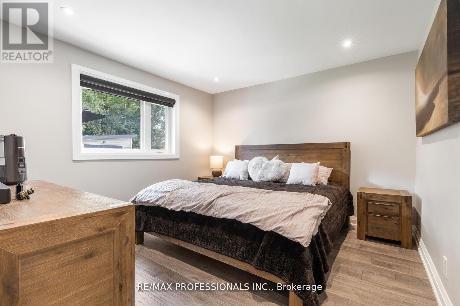 20 Bradbury Crescent, Toronto, Ontario  M9C 4B2 - Photo 10 - W12484369