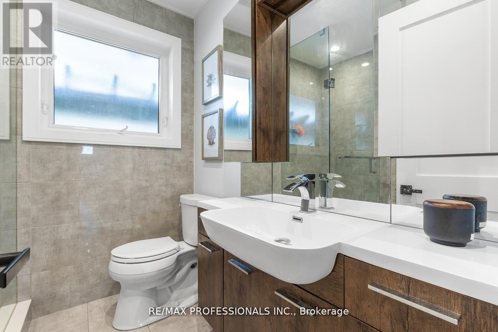 20 Bradbury Crescent, Toronto, Ontario  M9C 4B2 - Photo 11 - W12484369