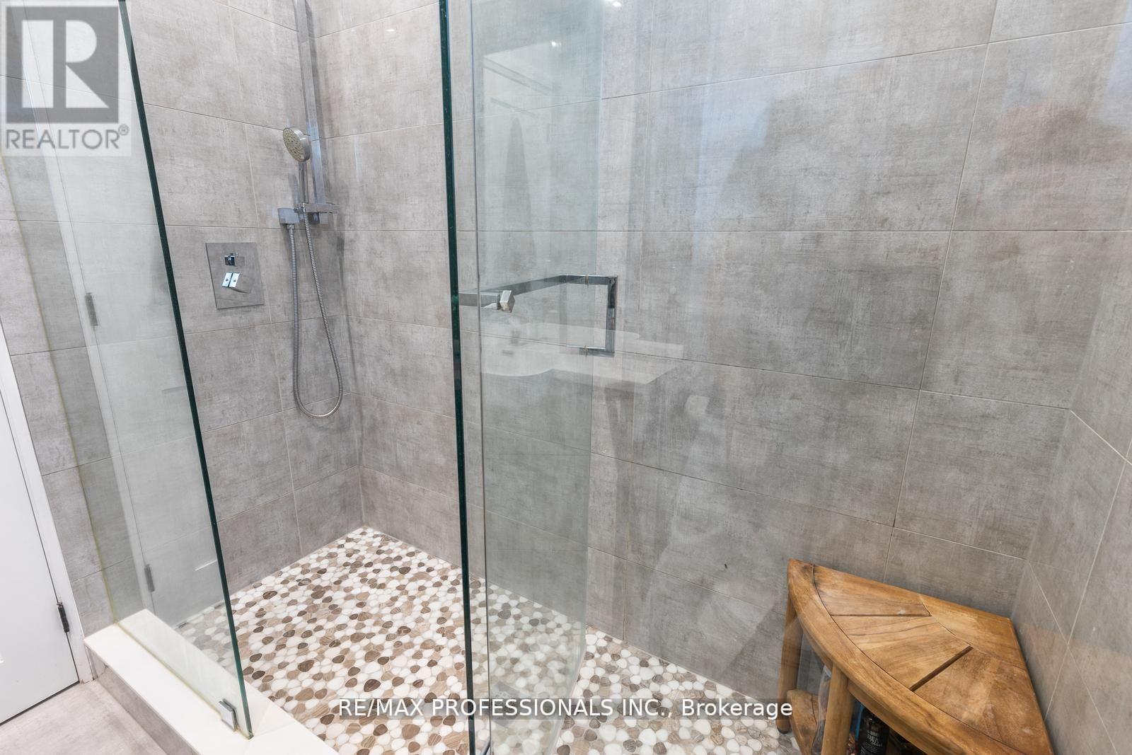 20 Bradbury Crescent, Toronto, Ontario  M9C 4B2 - Photo 12 - W12484369