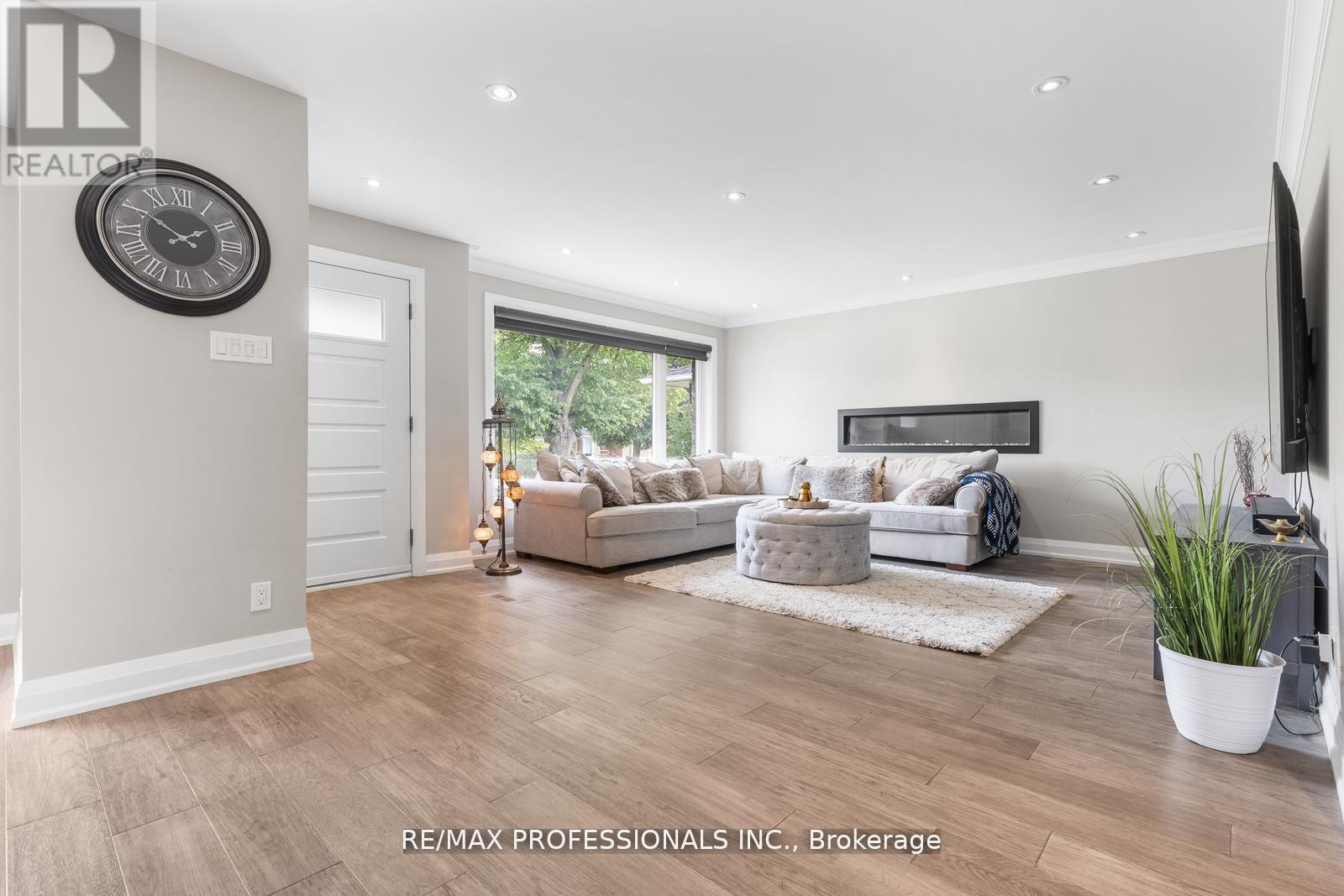 20 Bradbury Crescent, Toronto, Ontario  M9C 4B2 - Photo 3 - W12484369