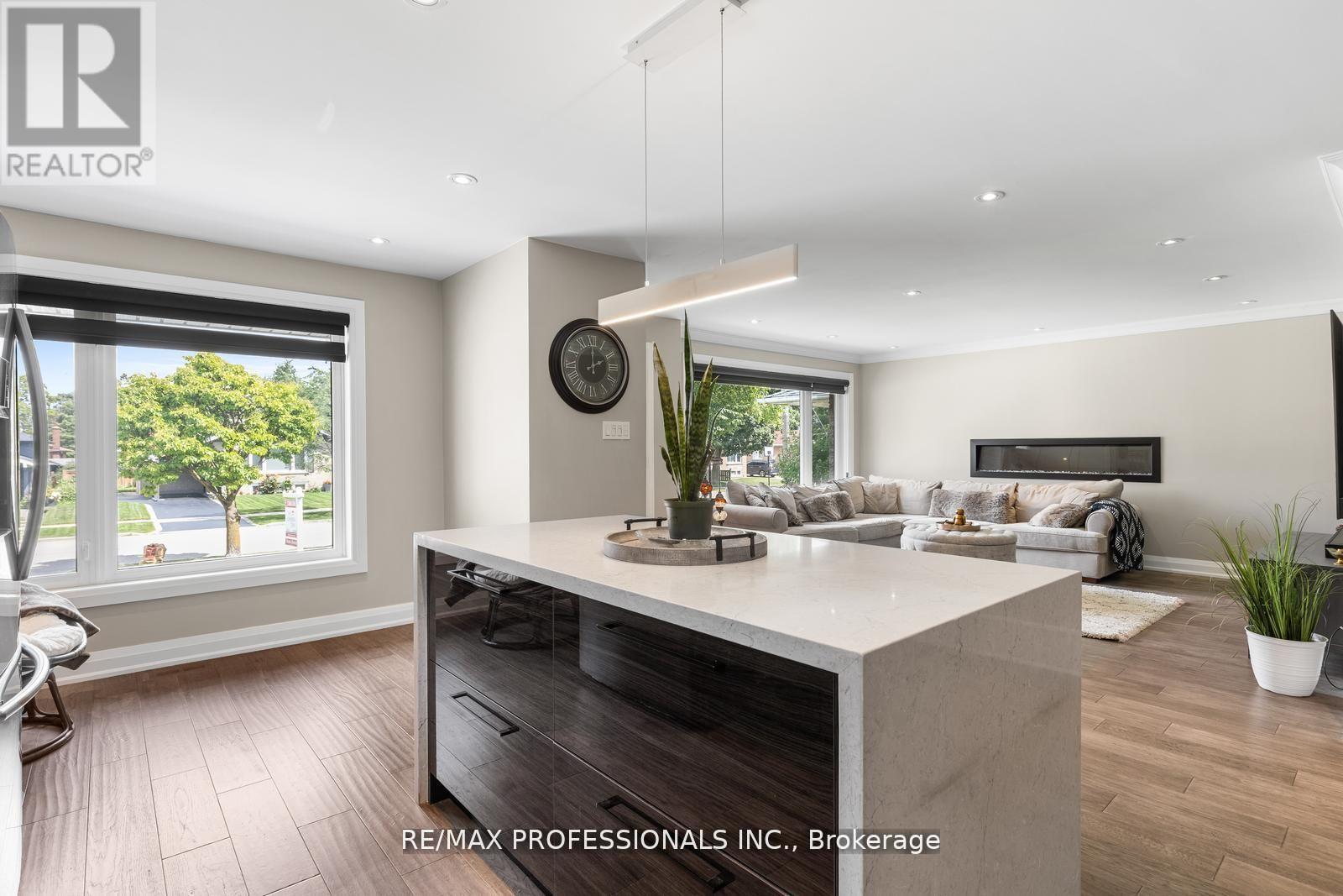 20 Bradbury Crescent, Toronto, Ontario  M9C 4B2 - Photo 5 - W12484369