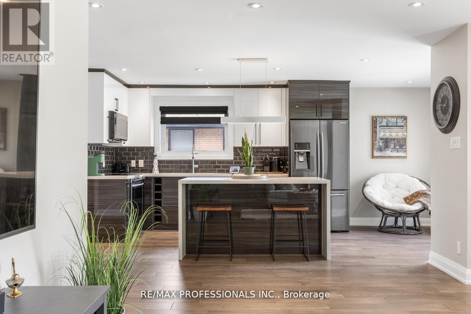 20 Bradbury Crescent, Toronto, Ontario  M9C 4B2 - Photo 9 - W12484369