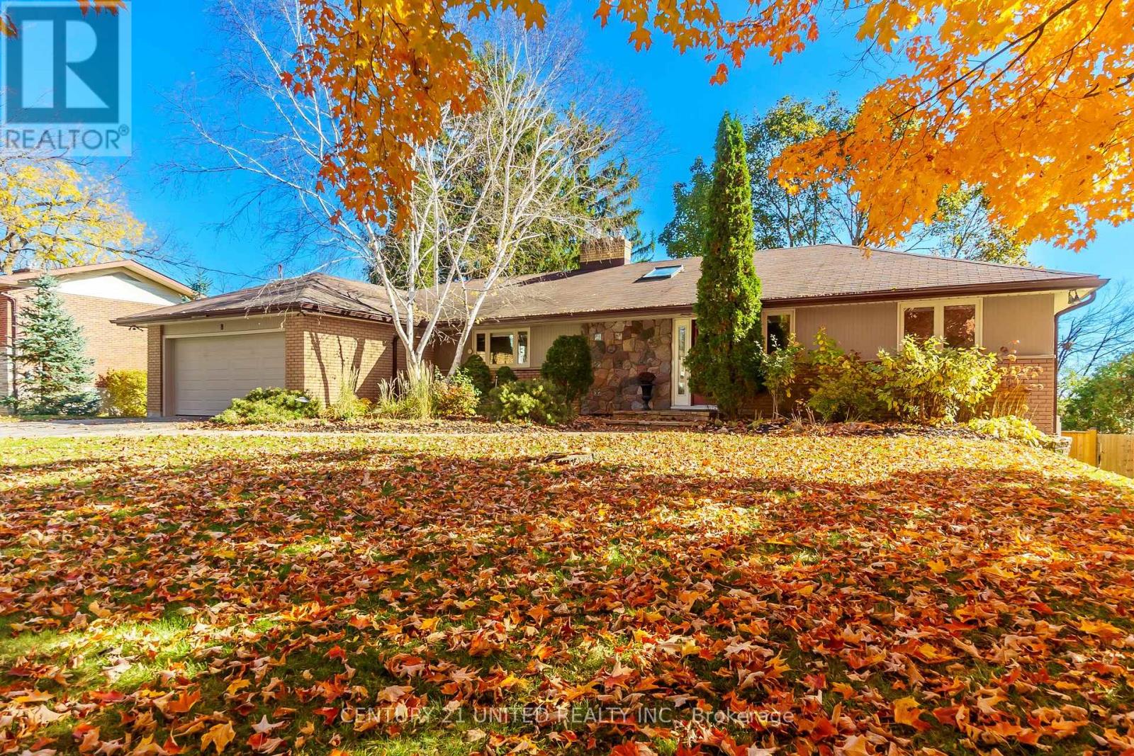 8 OAKWOOD CRESCENT, Peterborough, Ontario