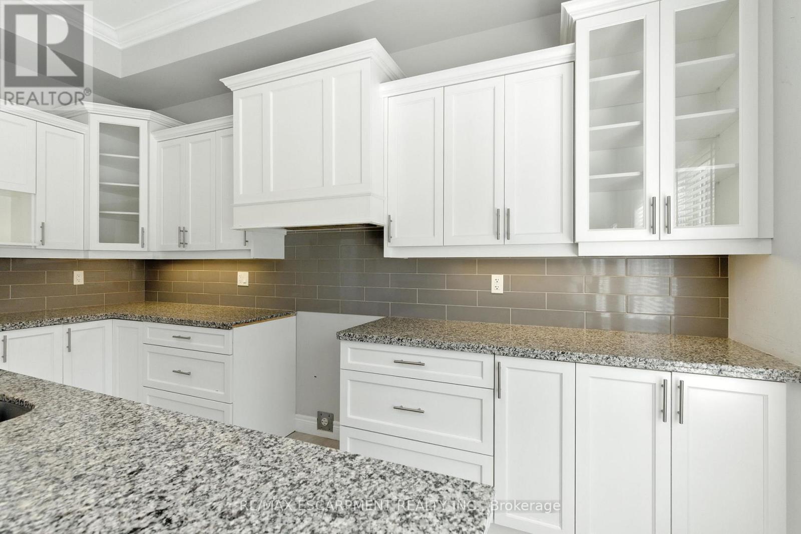 43 Riesling Court, Hamilton, Ontario  L8G 0B4 - Photo 10 - X12484324