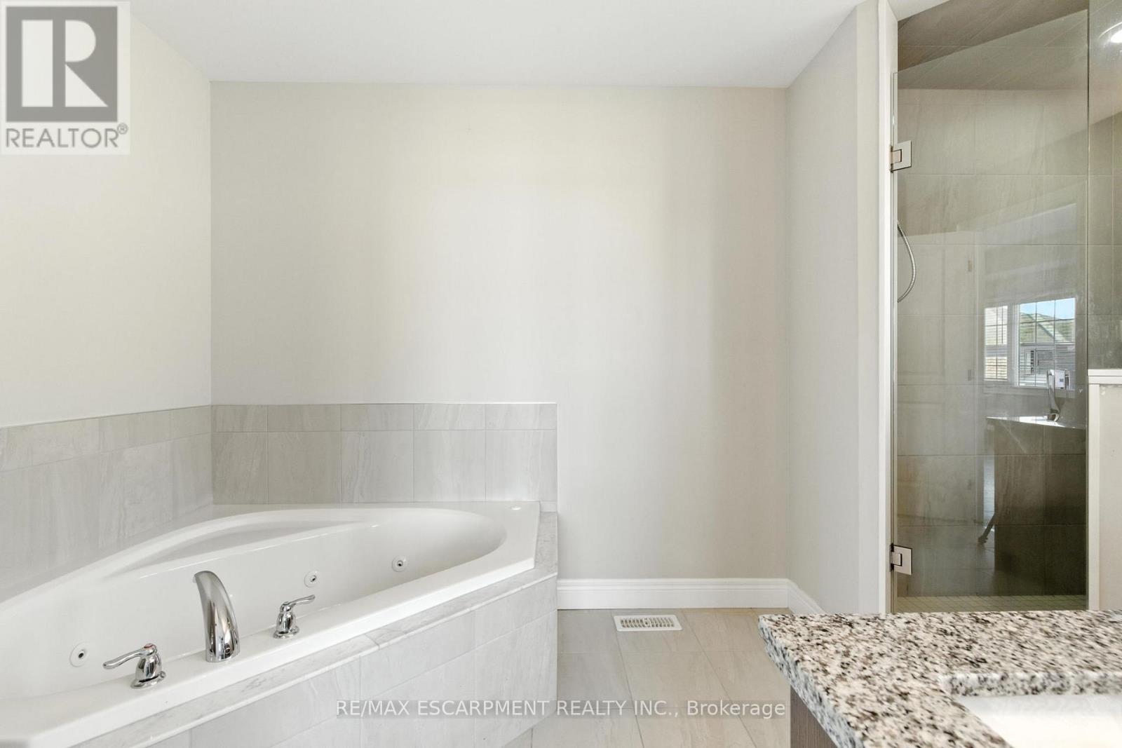 43 Riesling Court, Hamilton, Ontario  L8G 0B4 - Photo 21 - X12484324