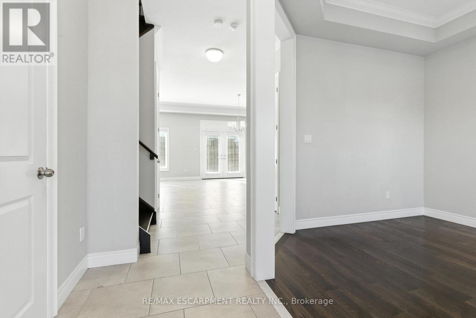43 Riesling Court, Hamilton, Ontario  L8G 0B4 - Photo 3 - X12484324