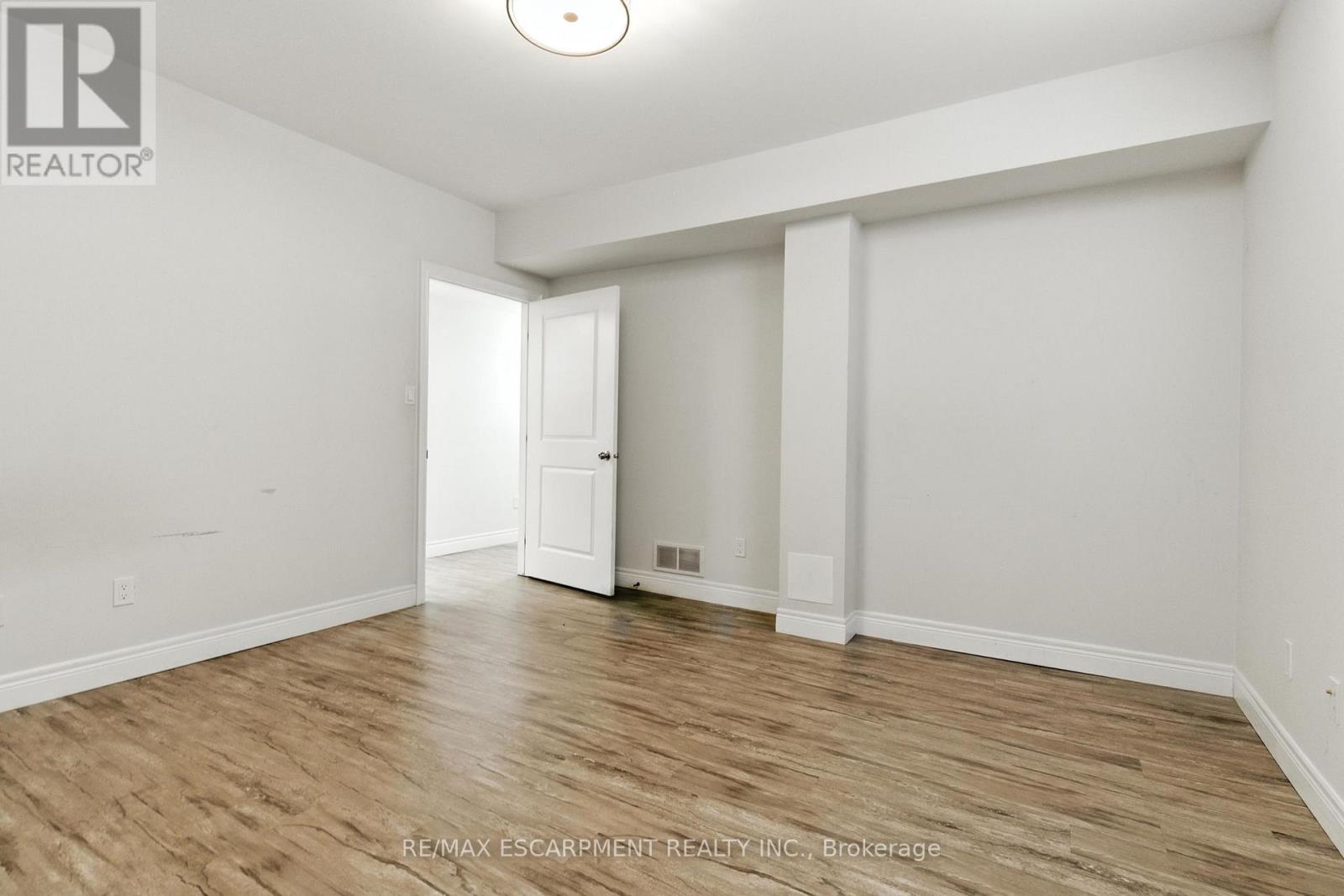 43 Riesling Court, Hamilton, Ontario  L8G 0B4 - Photo 38 - X12484324