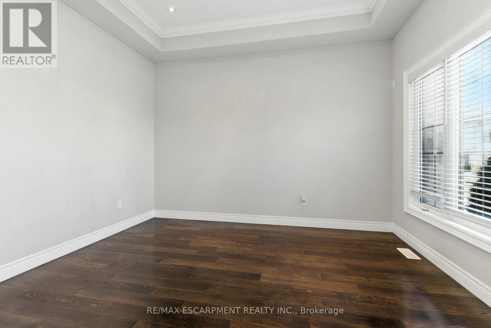 43 Riesling Court, Hamilton, Ontario  L8G 0B4 - Photo 4 - X12484324