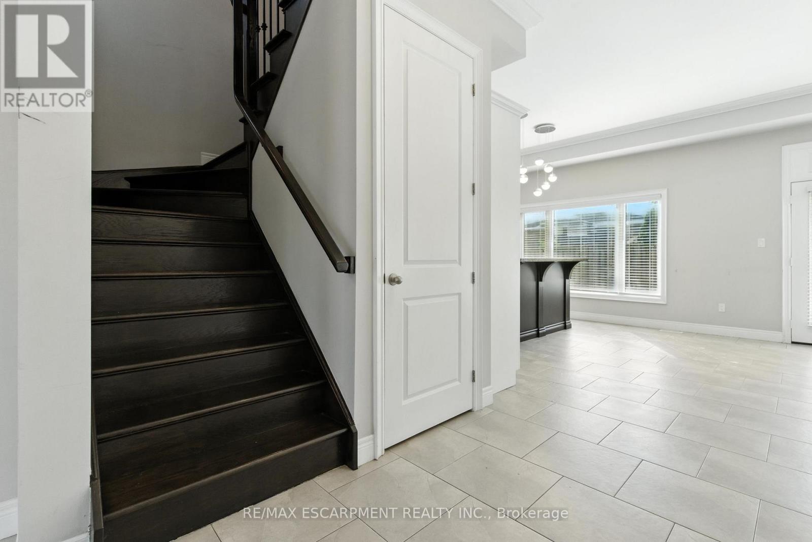 43 Riesling Court, Hamilton, Ontario  L8G 0B4 - Photo 6 - X12484324