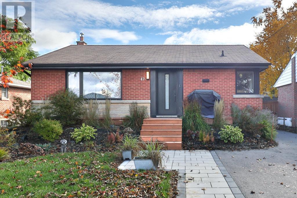 Upper - 47 Castlefield Drive, Hamilton, Ontario  L8T 3R1 - Photo 2 - X12484354