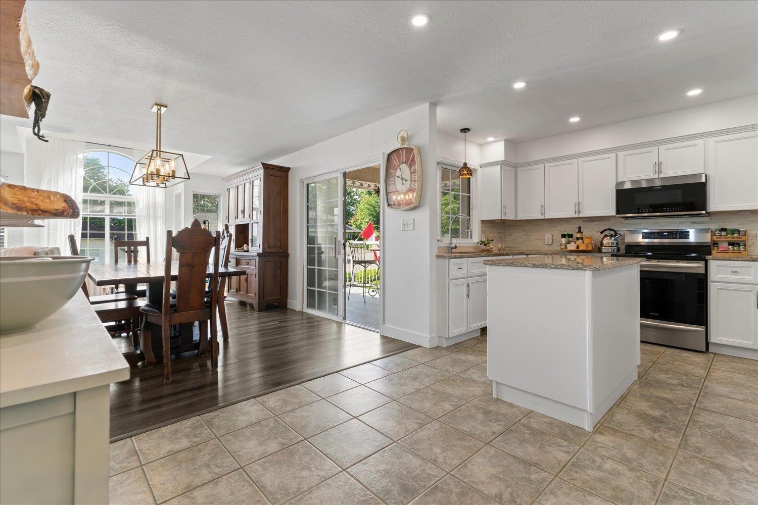 8657 Sunburst Place, Chilliwack Mountain, Chilliwack, British Columbia  V2R 3J1 - Photo 11 - R3062136