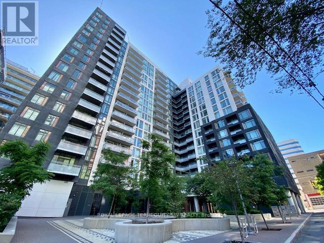 <div class="slider-price">$3,300 Monthly</div><p>1129 - 525 Adelaide Street W, Toronto, Ontario</p>