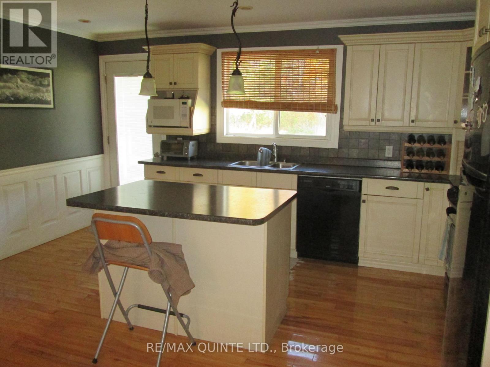 112 Parkview Road, Prince Edward County (Ameliasburg Ward), Ontario  K0K 1L0 - Photo 7 - X12484424