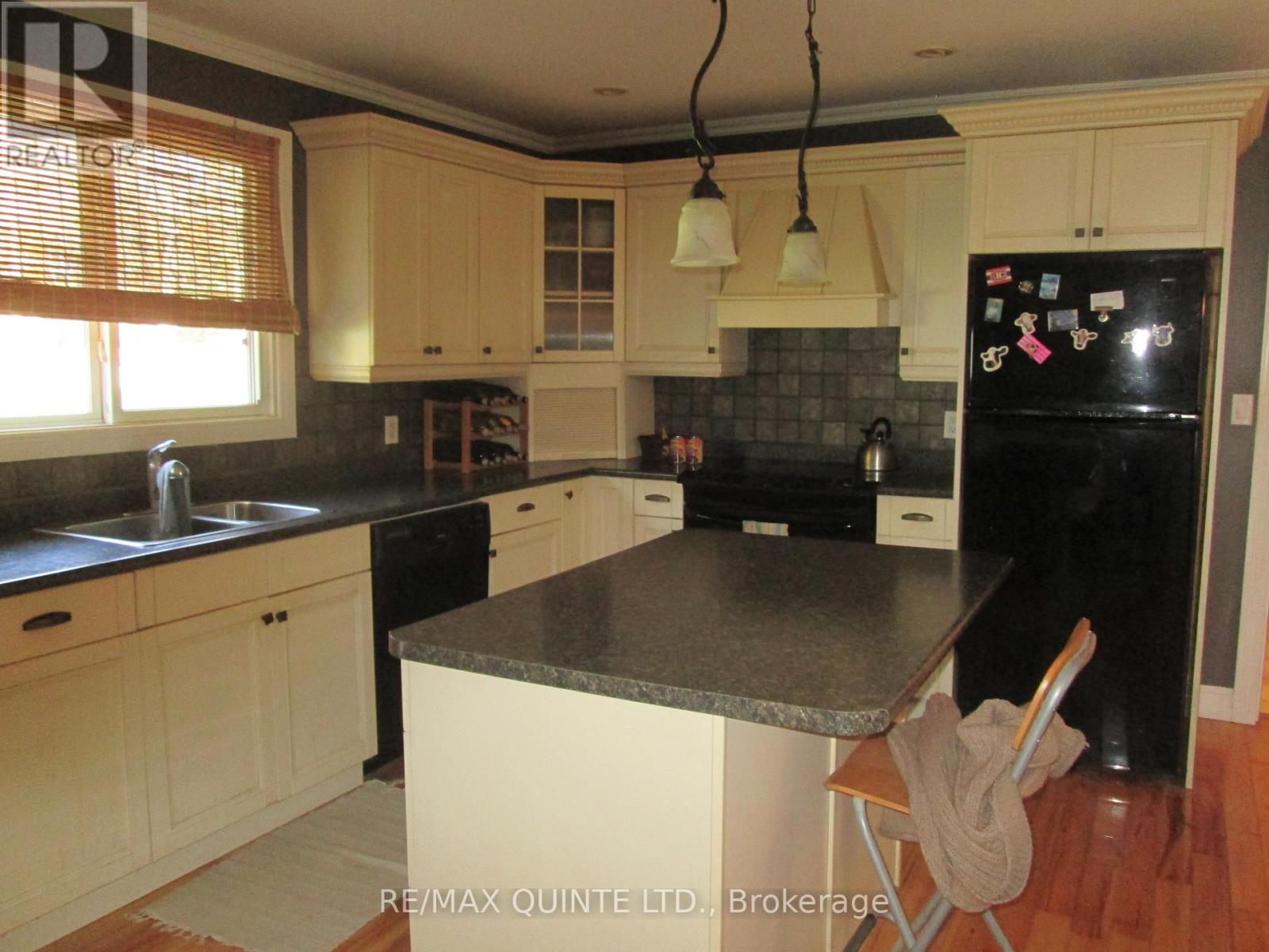 112 Parkview Road, Prince Edward County (Ameliasburg Ward), Ontario  K0K 1L0 - Photo 8 - X12484424