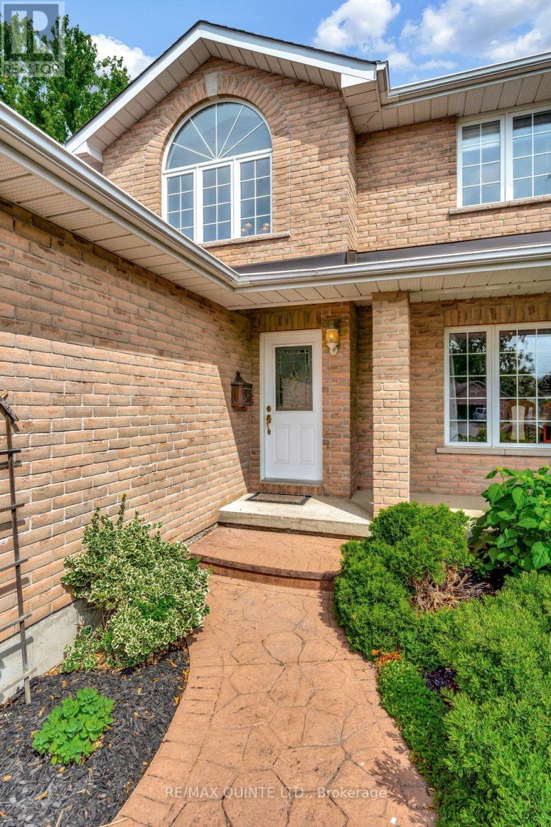 14 Hilton Place, Belleville, Ontario K8P 5N2 - Photo 5 - X12484431