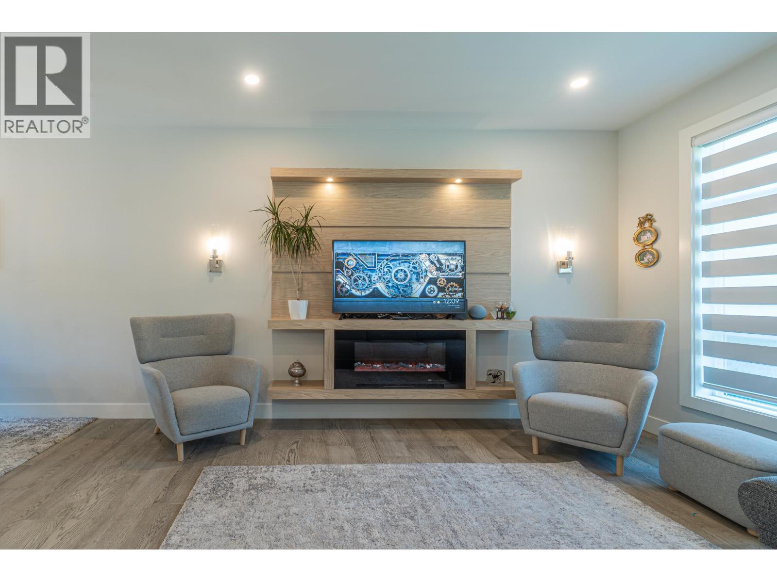 11 933 Premier Street, North Vancouver, British Columbia  V7J 0E4 - Photo 3 - R3035390