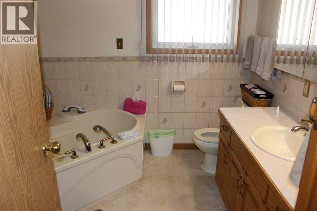 408 Rogers Avenue, Picture Butte, Alberta  T0K 1V0 - Photo 11 - A2267149