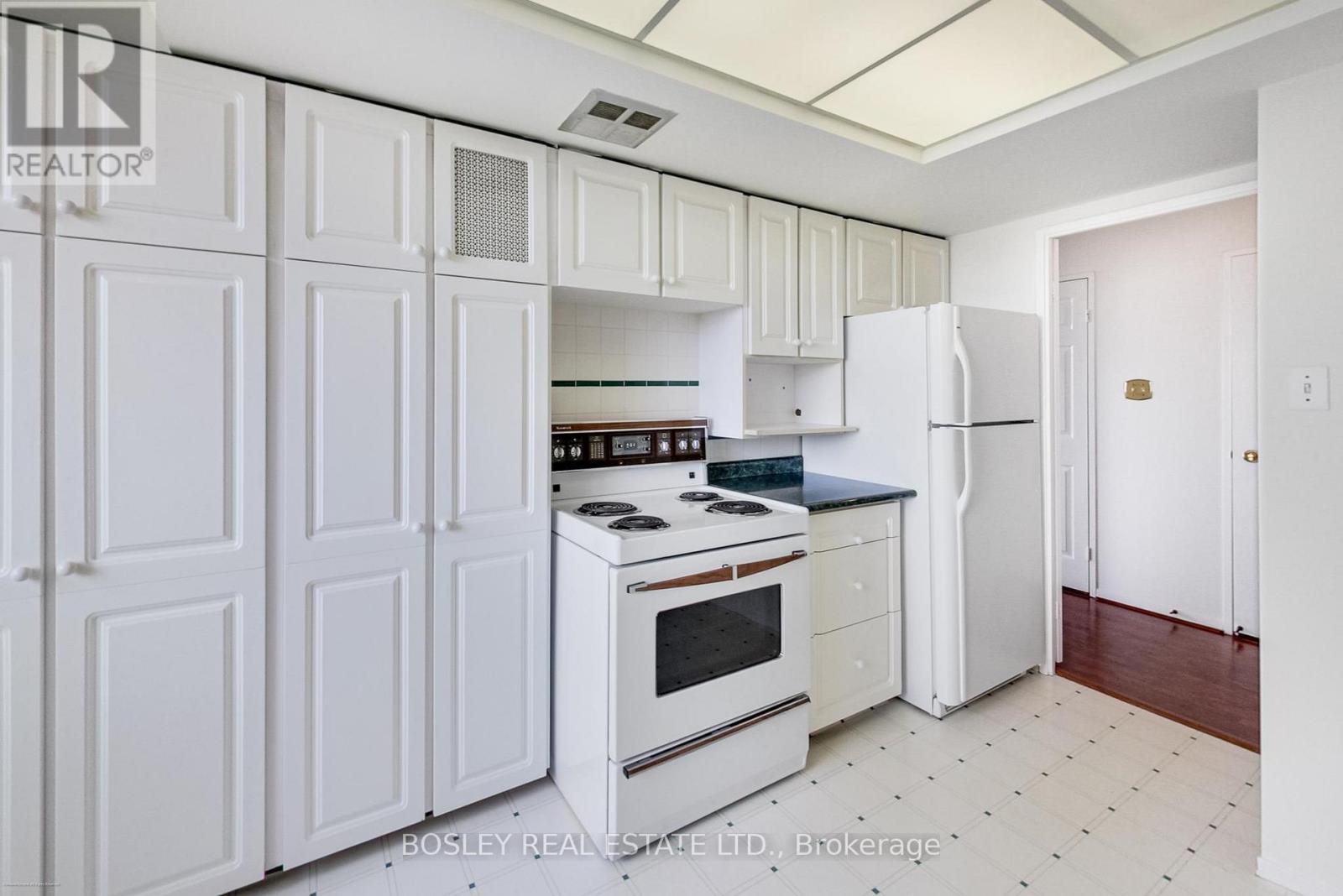 902 - 75 Wynford Heights Crescent, Toronto, Ontario  M3C 3H9 - Photo 10 - C12484421