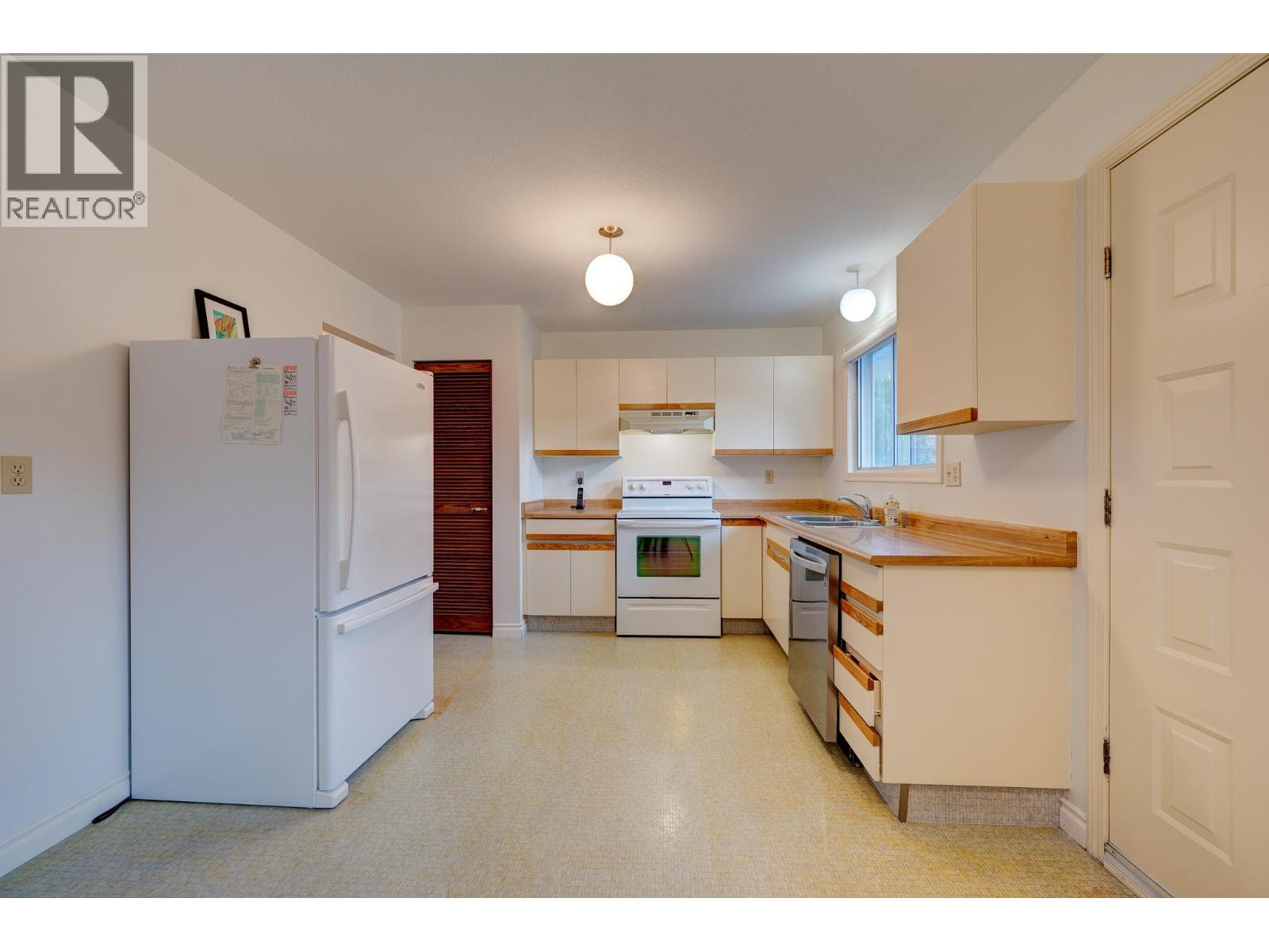 256 Valleyview Place, Kamloops, British Columbia  V2C 6M3 - Photo 7 - 10366540