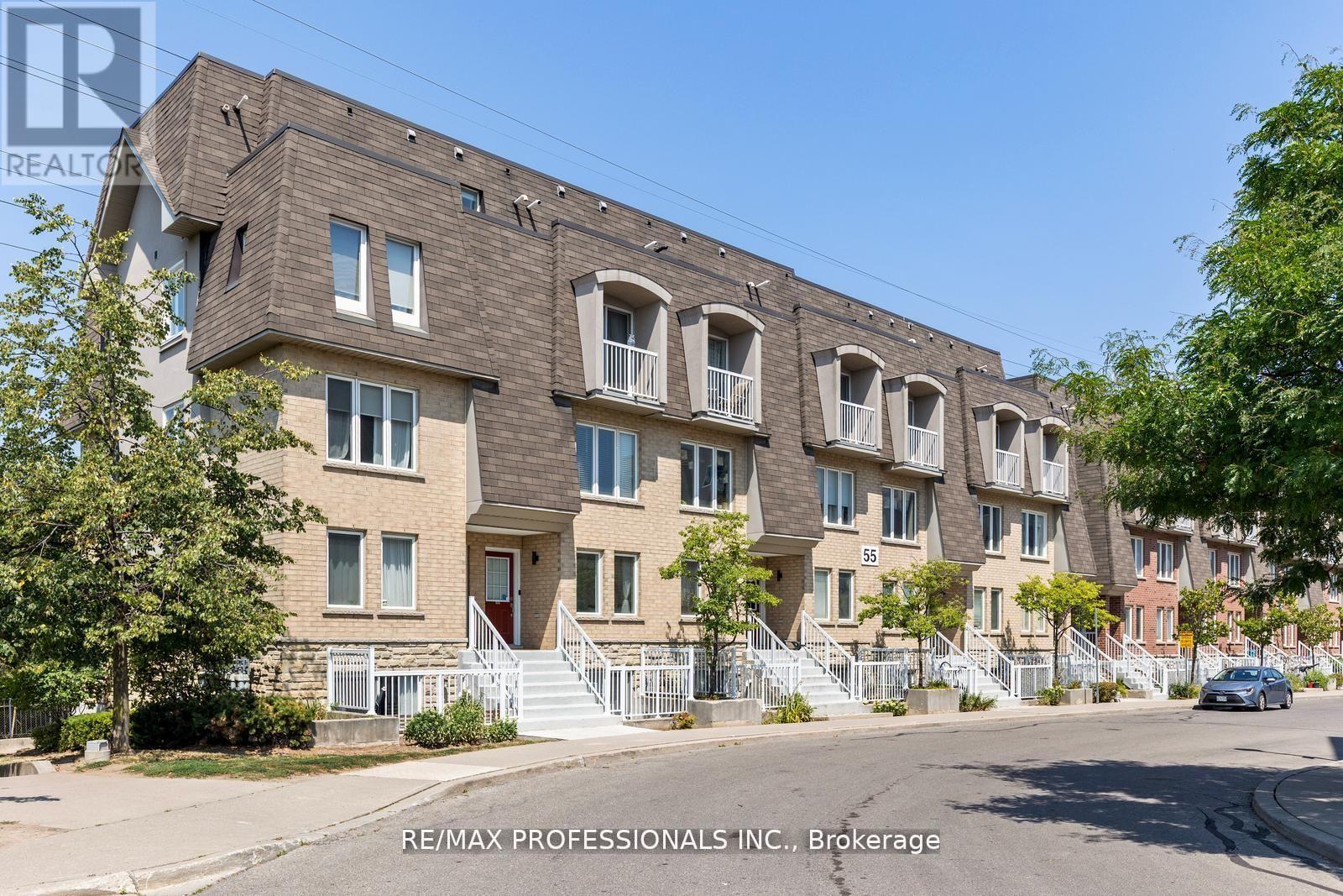 <div class="slider-price">$699,000</div><p>70 - 55 Turntable Crescent, Toronto, Ontario</p>