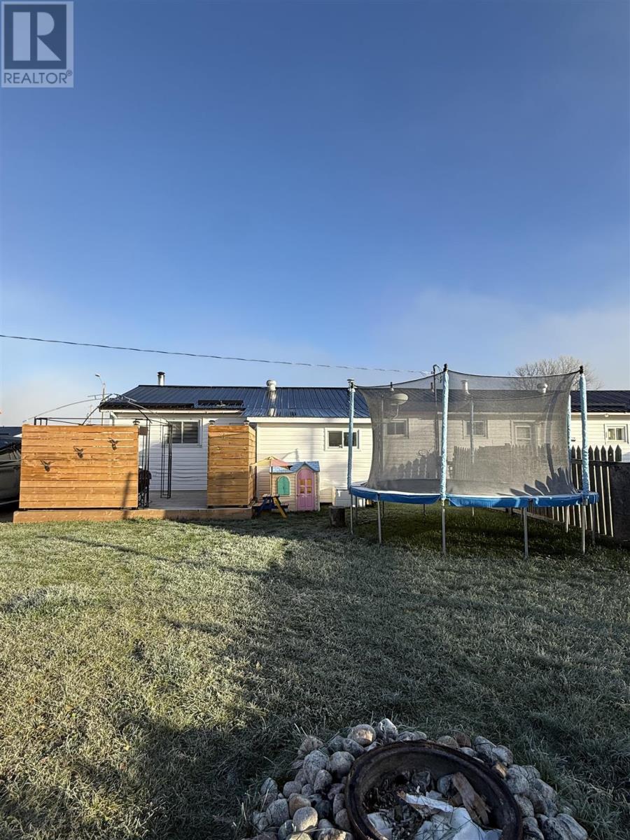 215 Des Sapins, Dubreuilville, Ontario  P0S 1B0 - Photo 4 - SM253086