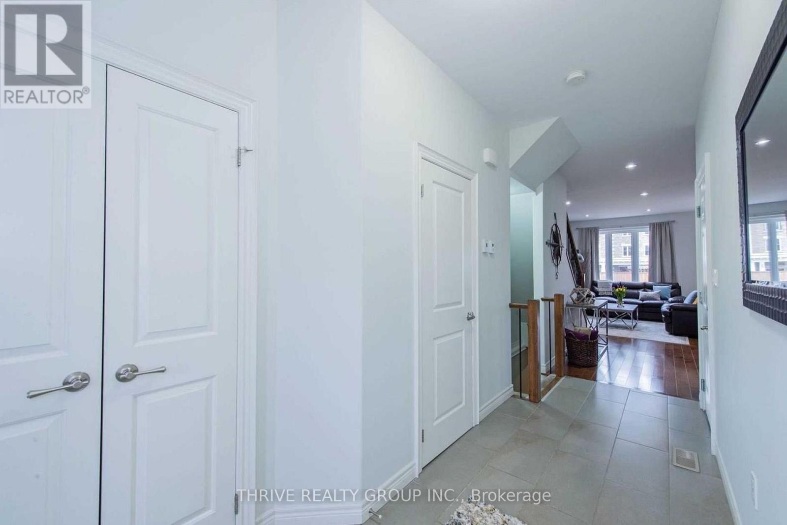 1043 Oakcrossing Gate, London North, Ontario  N6H 0E9 - Photo 2 - X12484480