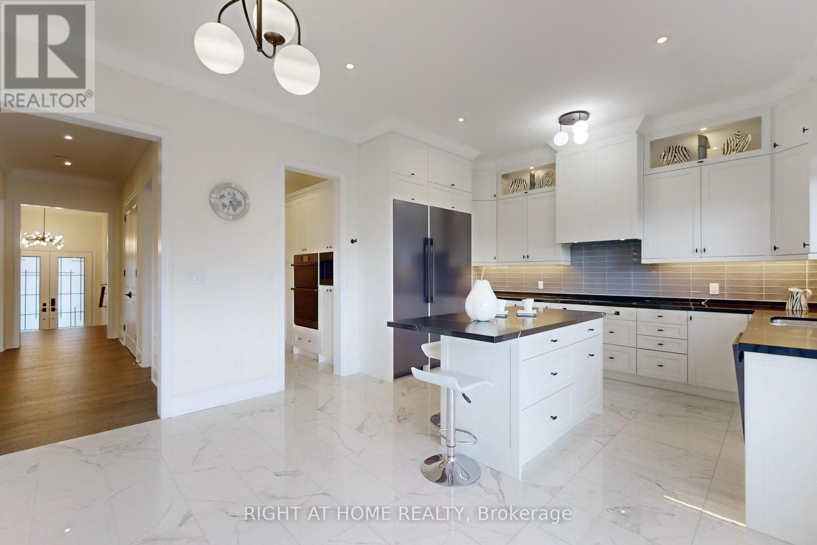 216 Sunset Vista Court E, Aurora, Ontario  L4G 3Y1 - Photo 11 - N12484433