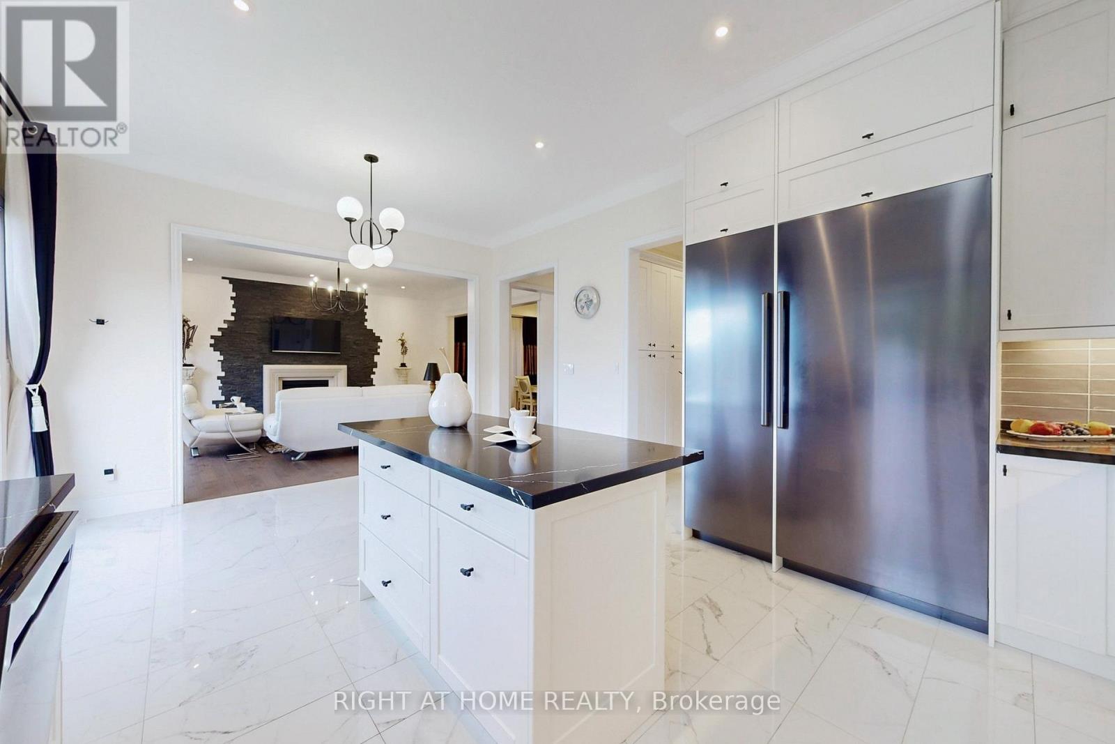 216 Sunset Vista Court E, Aurora, Ontario  L4G 3Y1 - Photo 12 - N12484433