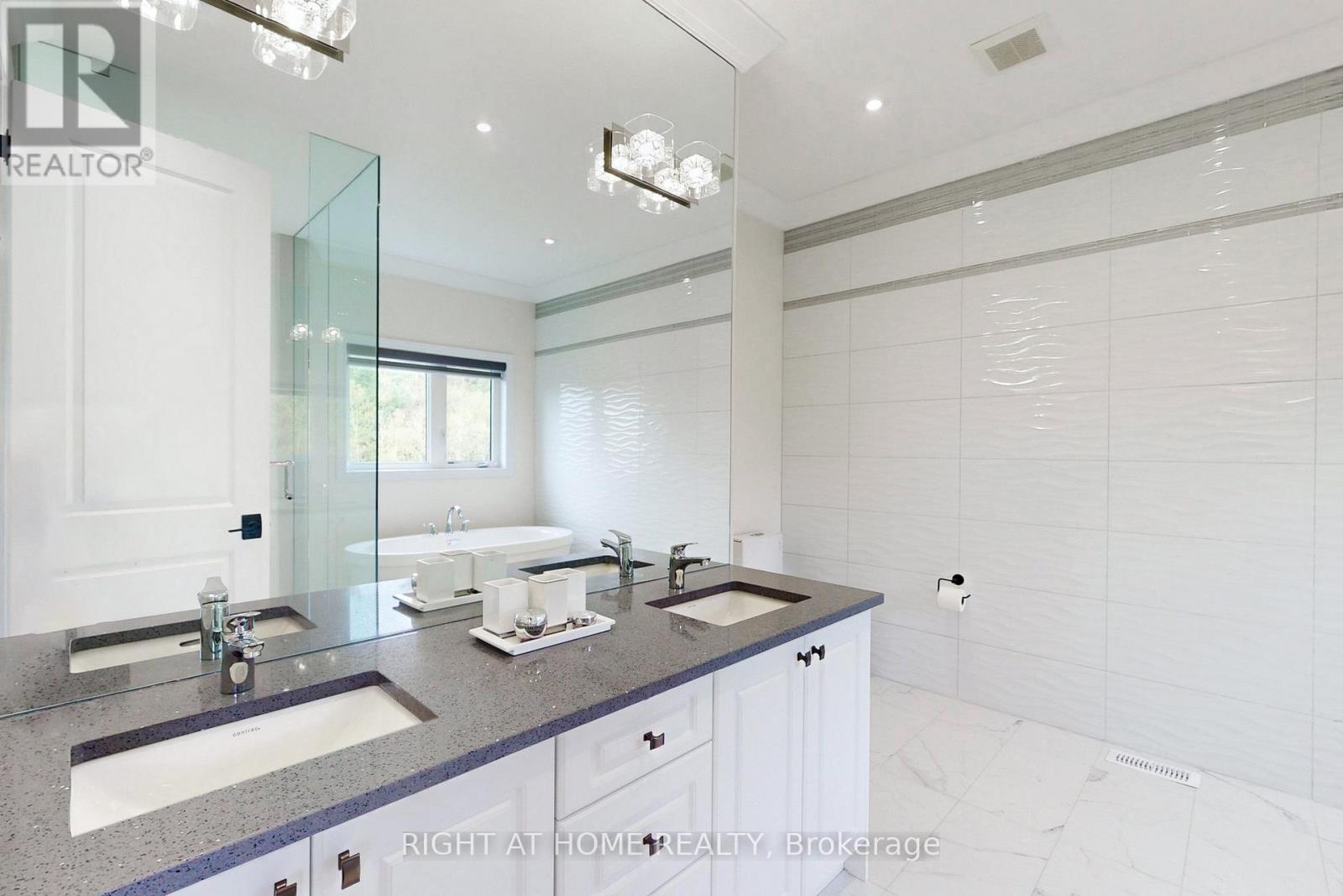 216 Sunset Vista Court E, Aurora, Ontario  L4G 3Y1 - Photo 21 - N12484433