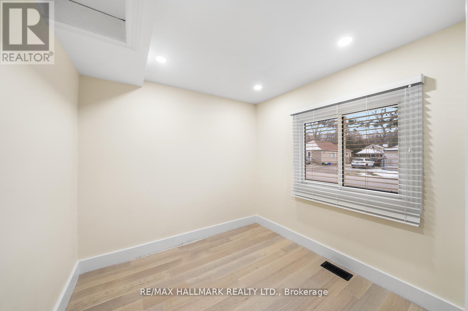 242 Pine Beach Drive, Georgina, Ontario  L4P 2V5 - Photo 9 - N12484459