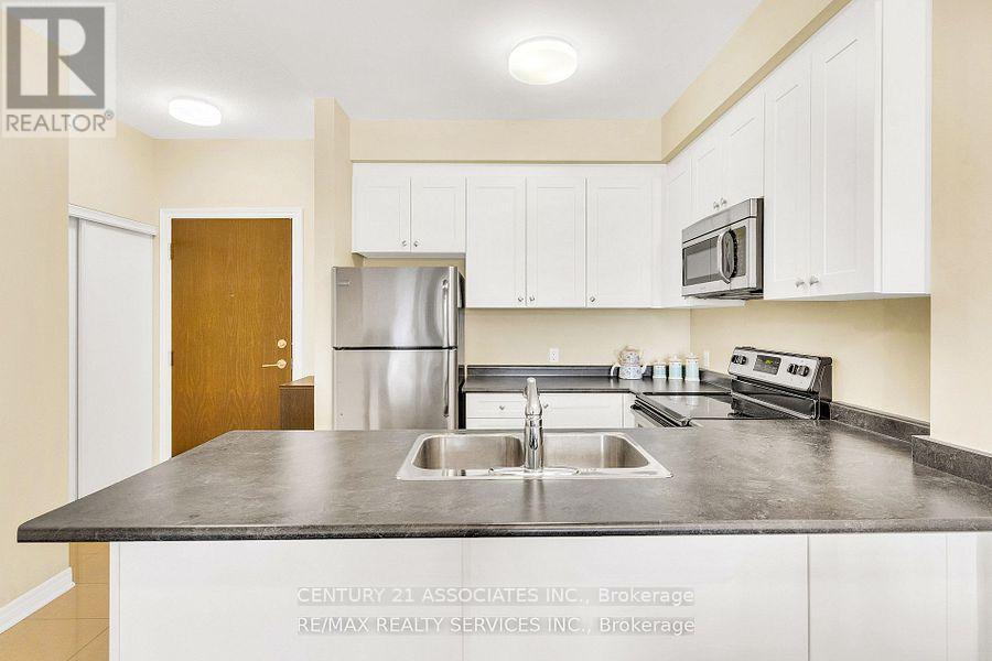 420 - 216 Oak Park Boulevard, Oakville, Ontario  L6H 0K3 - Photo 6 - W12479261